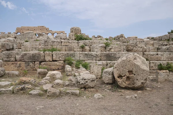 Selinunte, İtalya - 02 Eylül 2018: Selinunte Arkeoloji Parkı'nın Akropolis tepesinin manzarası, Arka planda C Tapınağı'nın sütunlarının ön planda olduğu A ve O Tapınakları'nın arka kısmı