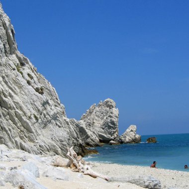 Sirolo, İtalya - 31 Ağustos 2004: 'Le Due Sorelle' plajının manzarası