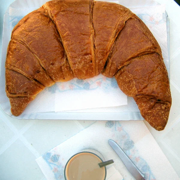 Sirolo Italien Augusti 2004 Stor Croissant Och Latte Macchiato — Stockfoto