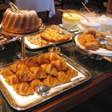 Kahvaltıda çeşitli tatlılar ve yoğurt