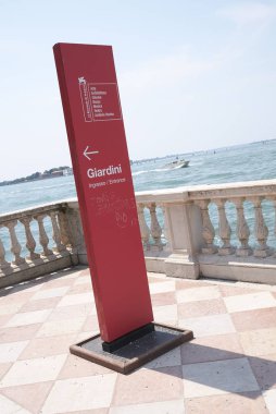 Venedik, İtalya - 02 Temmuz 2019 : Venedik Bienali Giardini giriş tabelası görünümü