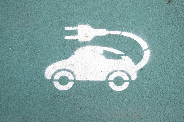 Voghera, İtalya - 11 Temmuz 2019 : araba şarj istasyonu