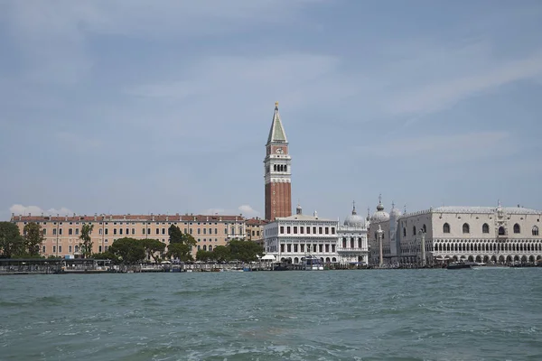 Venedik, İtalya - 02 Temmuz 2019 : Piazza San Marco ve palazzo Ducale'nin feribottan görünümü