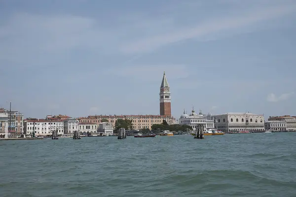 Venedik, İtalya - 02 Temmuz 2019 : Piazza San Marco ve palazzo Ducale'nin feribottan görünümü