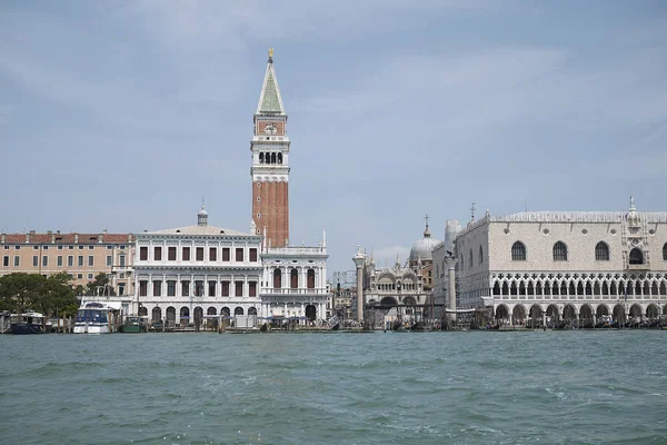 Venedik, İtalya - 02 Temmuz 2019 : Piazza San Marco ve palazzo Ducale'nin feribottan görünümü