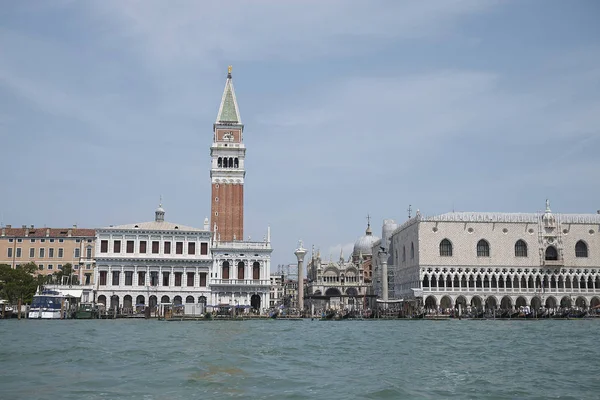 Venedik, İtalya - 02 Temmuz 2019 : Piazza San Marco ve palazzo Ducale'nin feribottan görünümü