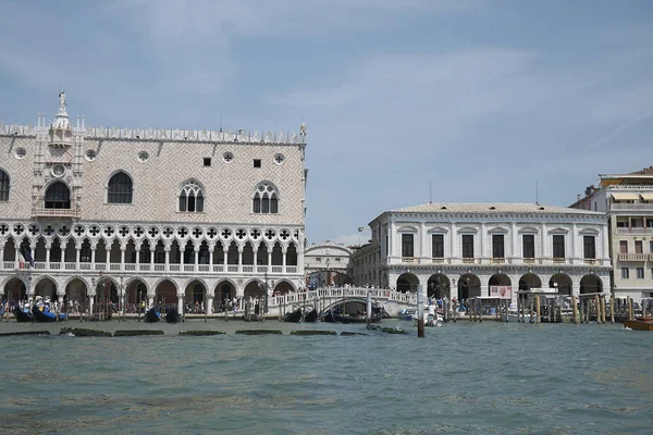 Venedik, İtalya - 02 Temmuz 2019 : Palazzo Ducale'nin feribottan görünümü