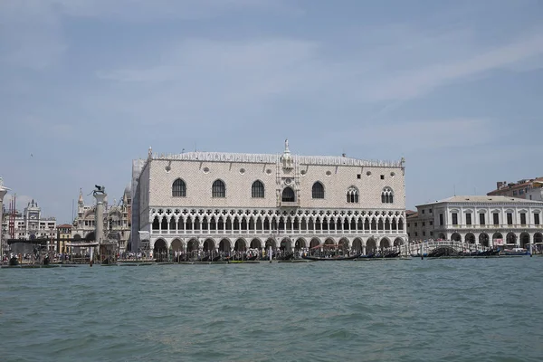 Venedik, İtalya - 02 Temmuz 2019 : Piazza San Marco ve palazzo Ducale'nin feribottan görünümü