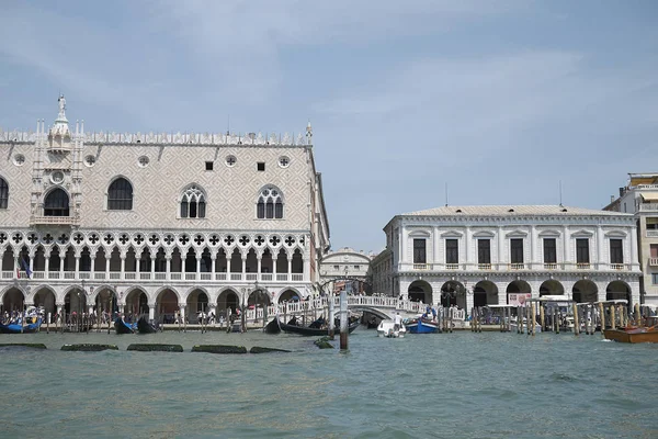 Venedik, İtalya - 02 Temmuz 2019 : Palazzo Ducale'nin feribottan görünümü