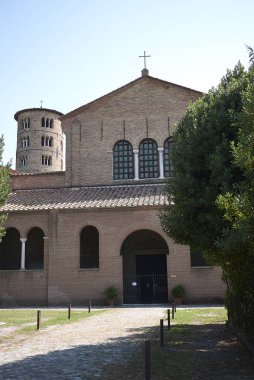 Classe, İtalya - 06 Ağustos 2019 : Santa Apollinare'nin Classe kilise cephesinde görünümü