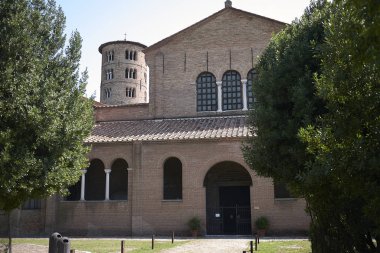 Classe, İtalya - 06 Ağustos 2019 : Santa Apollinare'nin Classe kilise cephesinde görünümü