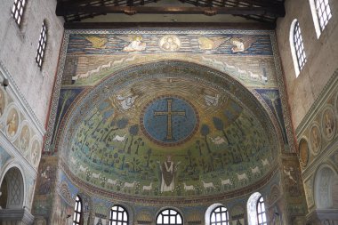 Classe, İtalya - 06 Ağustos 2019 : Santa Apollinare'nin Classe kilisesinin iç mekanındaki görünümü