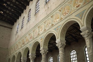 Classe, İtalya - 06 Ağustos 2019 : Santa Apollinare'nin Classe kilisesinin iç mekanındaki görünümü