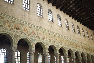 Classe, İtalya - 06 Ağustos 2019 : Santa Apollinare'nin Classe kilisesinin iç mekanındaki görünümü