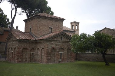 Ravenna, İtalya - 14 Ağustos 2019 : Galla Placidia Mozolesi görünümü