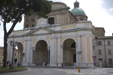 Ravenna, İtalya - 14 Ağustos 2019 : Ravenna katedral cephesi nin görünümü