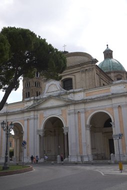Ravenna, İtalya - 14 Ağustos 2019 : Ravenna katedral cephesi nin görünümü