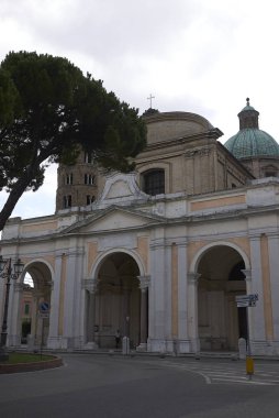 Ravenna, İtalya - 14 Ağustos 2019 : Ravenna katedral cephesi nin görünümü