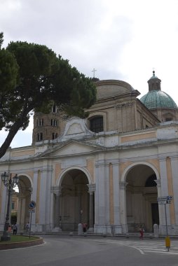 Ravenna, İtalya - 14 Ağustos 2019 : Ravenna katedral cephesi nin görünümü