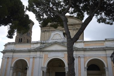 Ravenna, İtalya - 14 Ağustos 2019 : Ravenna katedral cephesi nin görünümü