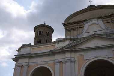 Ravenna, İtalya - 14 Ağustos 2019 : Ravenna katedral cephesi nin görünümü