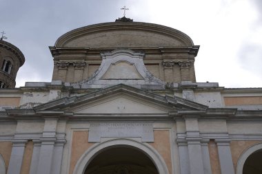 Ravenna, İtalya - 14 Ağustos 2019 : Ravenna katedral cephesi nin görünümü