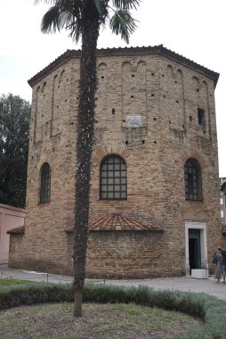 Ravenna, İtalya - 14 Ağustos 2019 : Battistero Neoniano dış görünümü