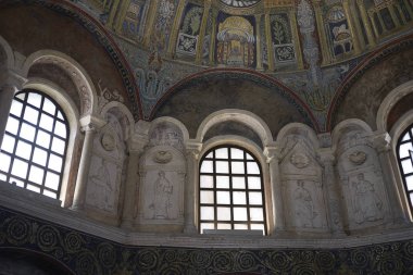 Ravenna, İtalya - 14 Ağustos 2019 : Battistero Neoniano iç görünümü