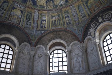 Ravenna, İtalya - 14 Ağustos 2019 : Battistero Neoniano iç görünümü