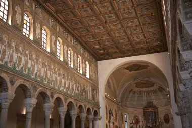 Ravenna, İtalya - 14 Ağustos 2019 : Santa Apollinare Nuovo bazilikası görünümü