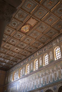 Ravenna, İtalya - 14 Ağustos 2019 : Santa Apollinare Nuovo bazilikası görünümü