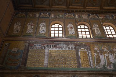 Ravenna, İtalya - 14 Ağustos 2019 : Santa Apollinare Nuovo bazilikası görünümü