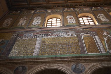 Ravenna, İtalya - 14 Ağustos 2019 : Santa Apollinare Nuovo bazilikası görünümü