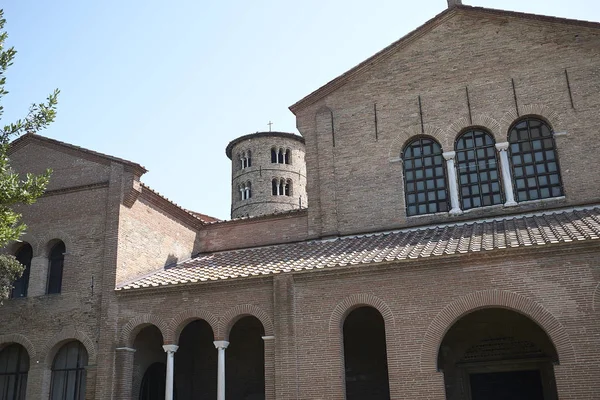 Classe, İtalya - 06 Ağustos 2019 : Santa Apollinare'nin Classe kilise cephesinde görünümü