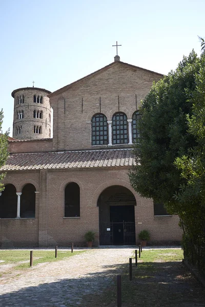 Classe, İtalya - 06 Ağustos 2019 : Santa Apollinare'nin Classe kilise cephesinde görünümü