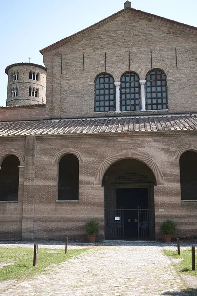 Classe, İtalya - 06 Ağustos 2019 : Santa Apollinare'nin Classe kilise cephesinde görünümü