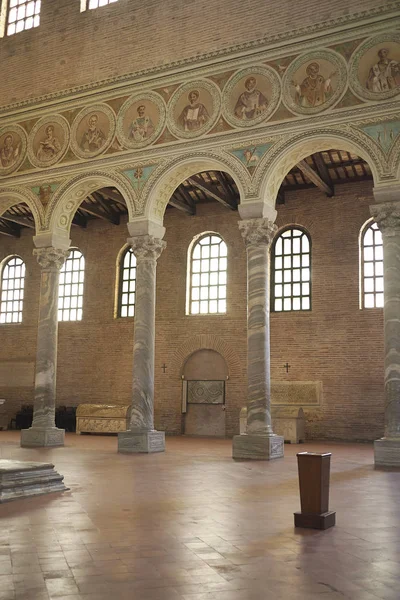 Classe, İtalya - 06 Ağustos 2019 : Santa Apollinare'nin Classe kilisesinin iç mekanındaki görünümü