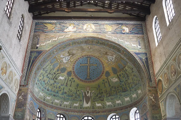 Classe, İtalya - 06 Ağustos 2019 : Santa Apollinare'nin Classe kilisesinin iç mekanındaki görünümü