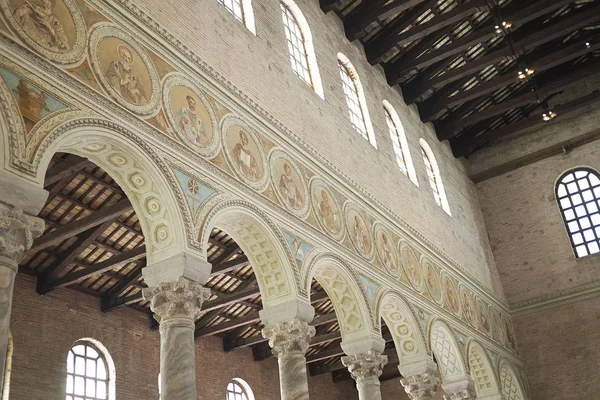 Classe, İtalya - 06 Ağustos 2019 : Santa Apollinare'nin Classe kilisesinin iç mekanındaki görünümü