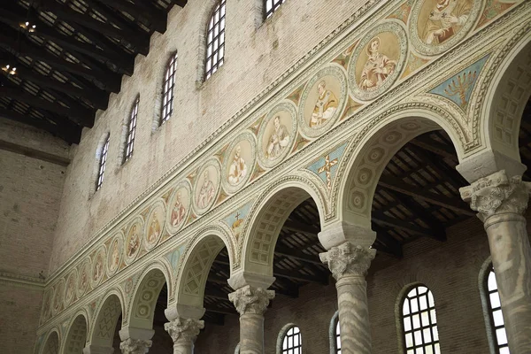 Classe, İtalya - 06 Ağustos 2019 : Santa Apollinare'nin Classe kilisesinin iç mekanındaki görünümü