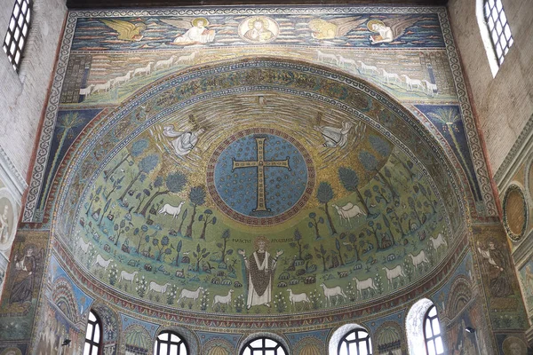 Classe, İtalya - 06 Ağustos 2019 : Santa Apollinare'nin Classe kilisesinin iç mekanındaki görünümü