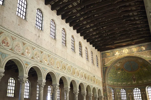 Classe, İtalya - 06 Ağustos 2019 : Santa Apollinare'nin Classe kilisesinin iç mekanındaki görünümü