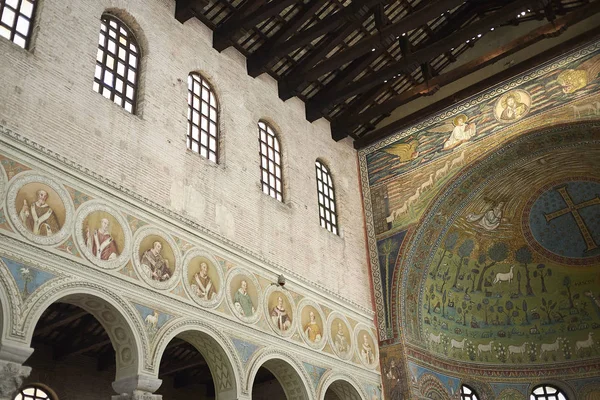 Classe, İtalya - 06 Ağustos 2019 : Santa Apollinare'nin Classe kilisesinin iç mekanındaki görünümü