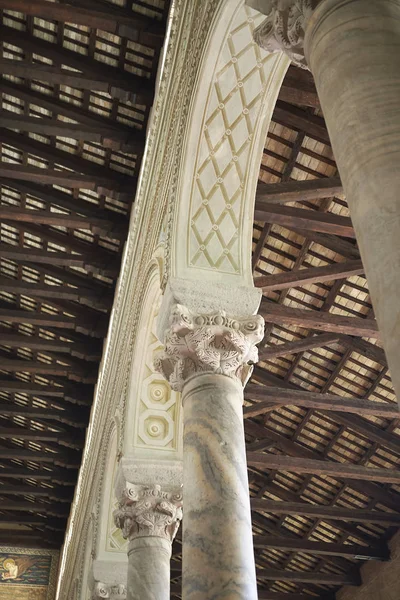 Classe, İtalya - 06 Ağustos 2019 : Santa Apollinare'nin Classe kilisesinin iç mekanındaki görünümü