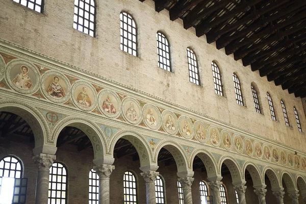 Classe, İtalya - 06 Ağustos 2019 : Santa Apollinare'nin Classe kilisesinin iç mekanındaki görünümü