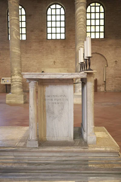 Classe, İtalya - 06 Ağustos 2019 : Santa Apollinare'nin Classe kilisesinin iç mekanındaki görünümü