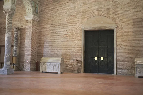 Classe, İtalya - 06 Ağustos 2019 : Santa Apollinare'nin Classe kilisesinin iç mekanındaki görünümü