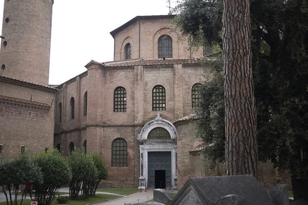 Ravenna, İtalya - 14 Ağustos 2019 : San Vitale Bazilikası dış görünümü