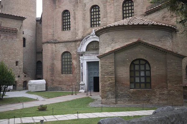 Ravenna, İtalya - 14 Ağustos 2019 : San Vitale Bazilikası dış görünümü