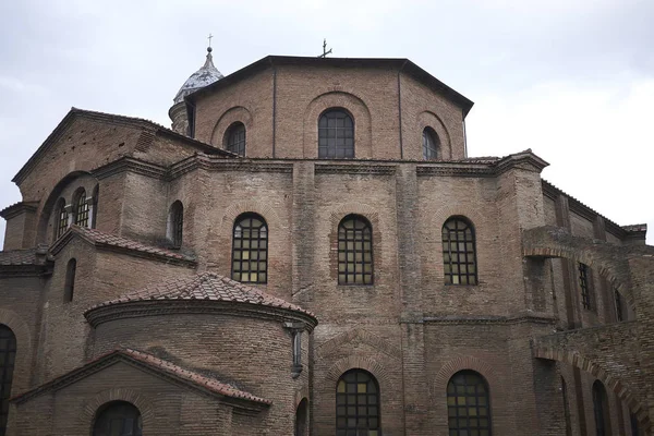 Ravenna, İtalya - 14 Ağustos 2019 : San Vitale Bazilikası dış görünümü